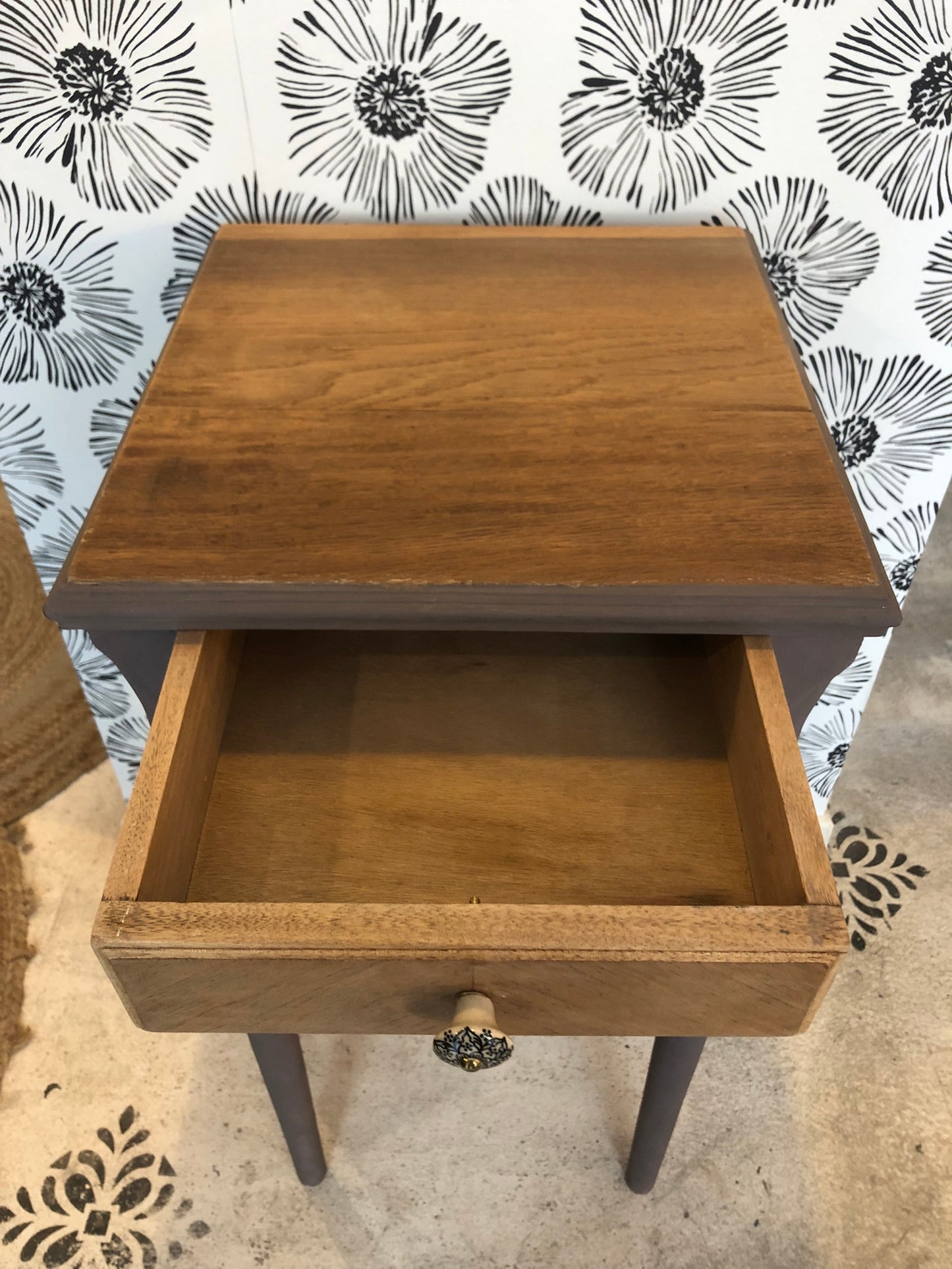 Table de chevet vintage Cléa bois et aubergine bois massif