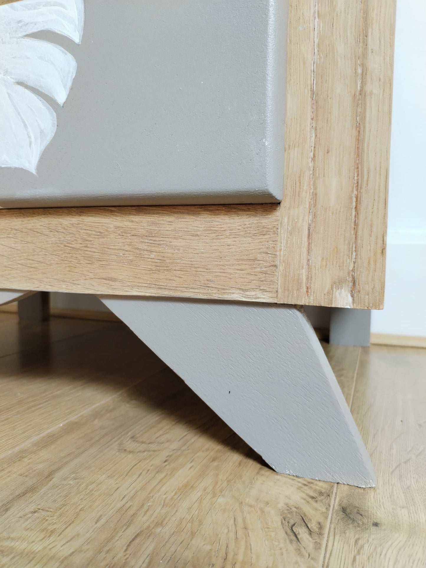 Commode vintage Tessa bois, beige rosé et motif fleurs scandinave