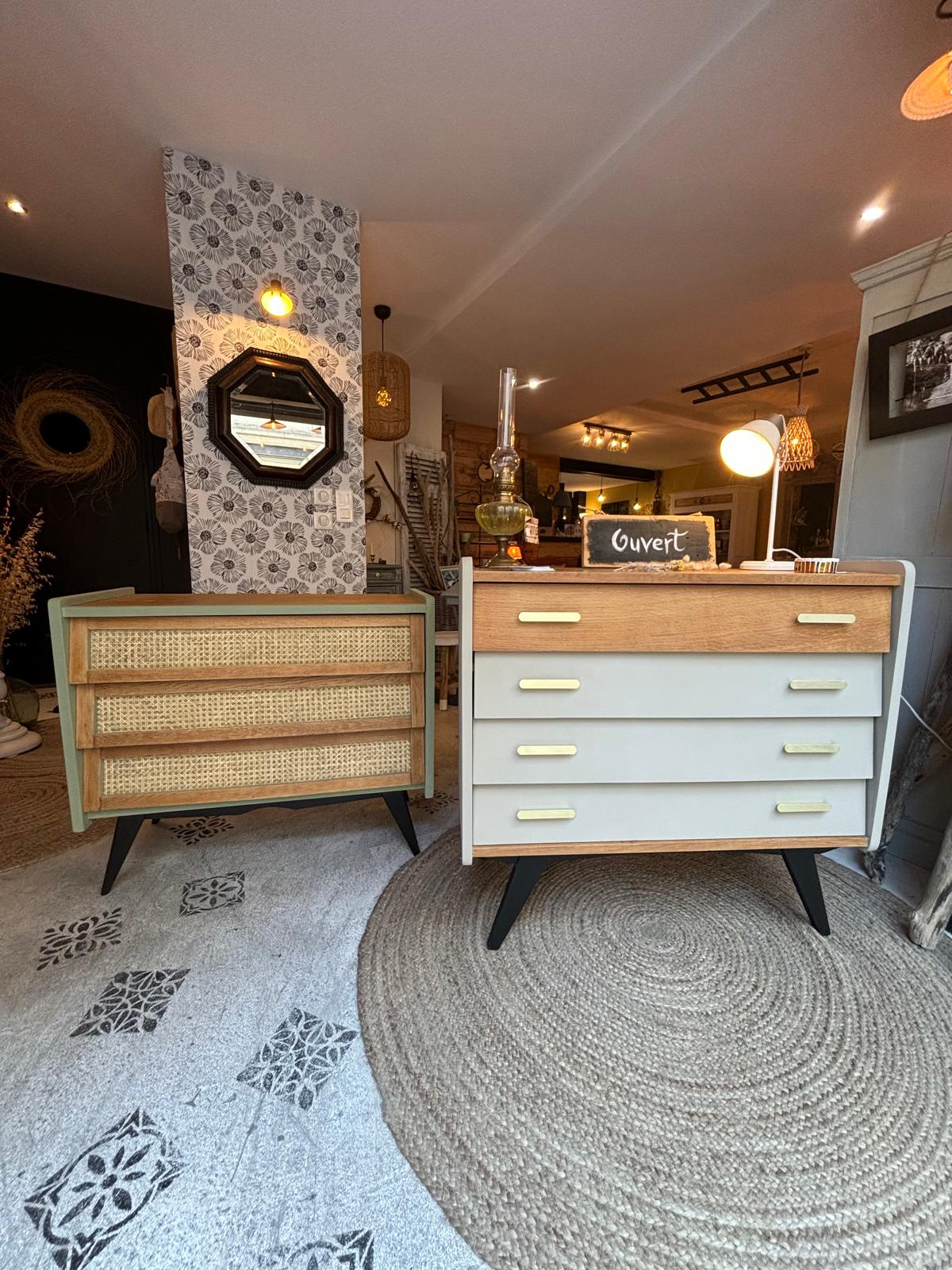 Commodes bois rénovées style scandinave : pieds compas, cannage, poignées dorées.