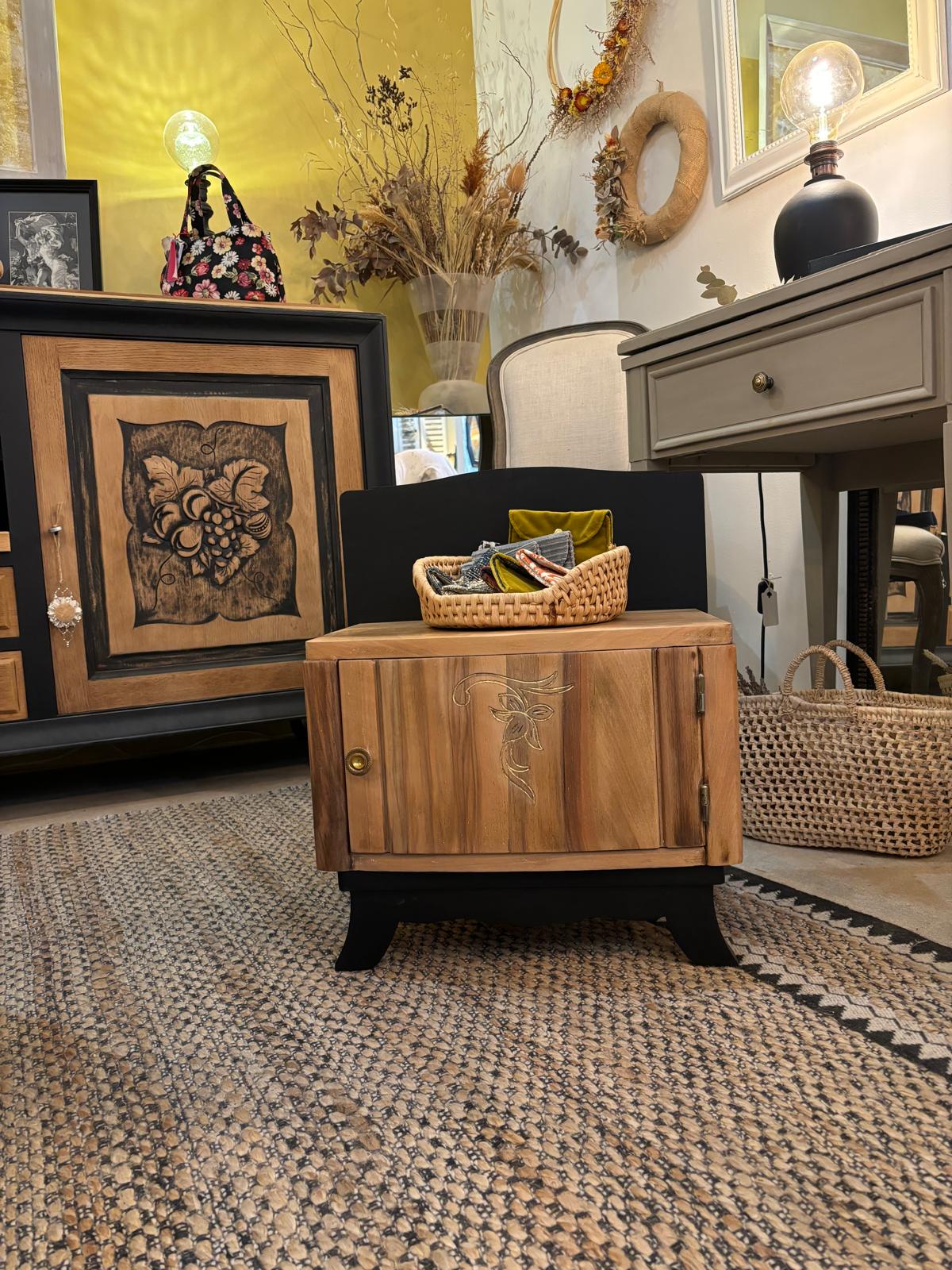 Table de chevet bois massif relookée noir et or