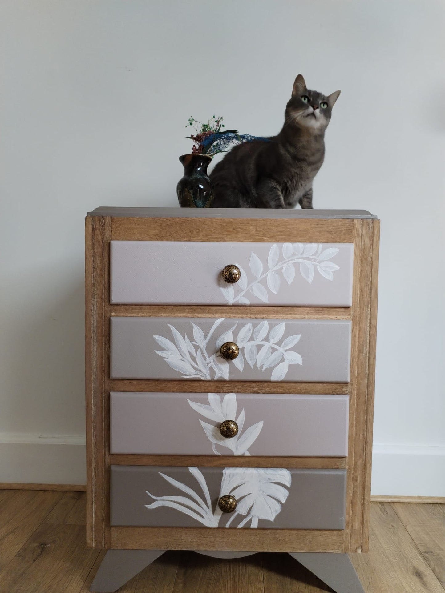 Commode Tessa bois, beige rosé et motif fleurs