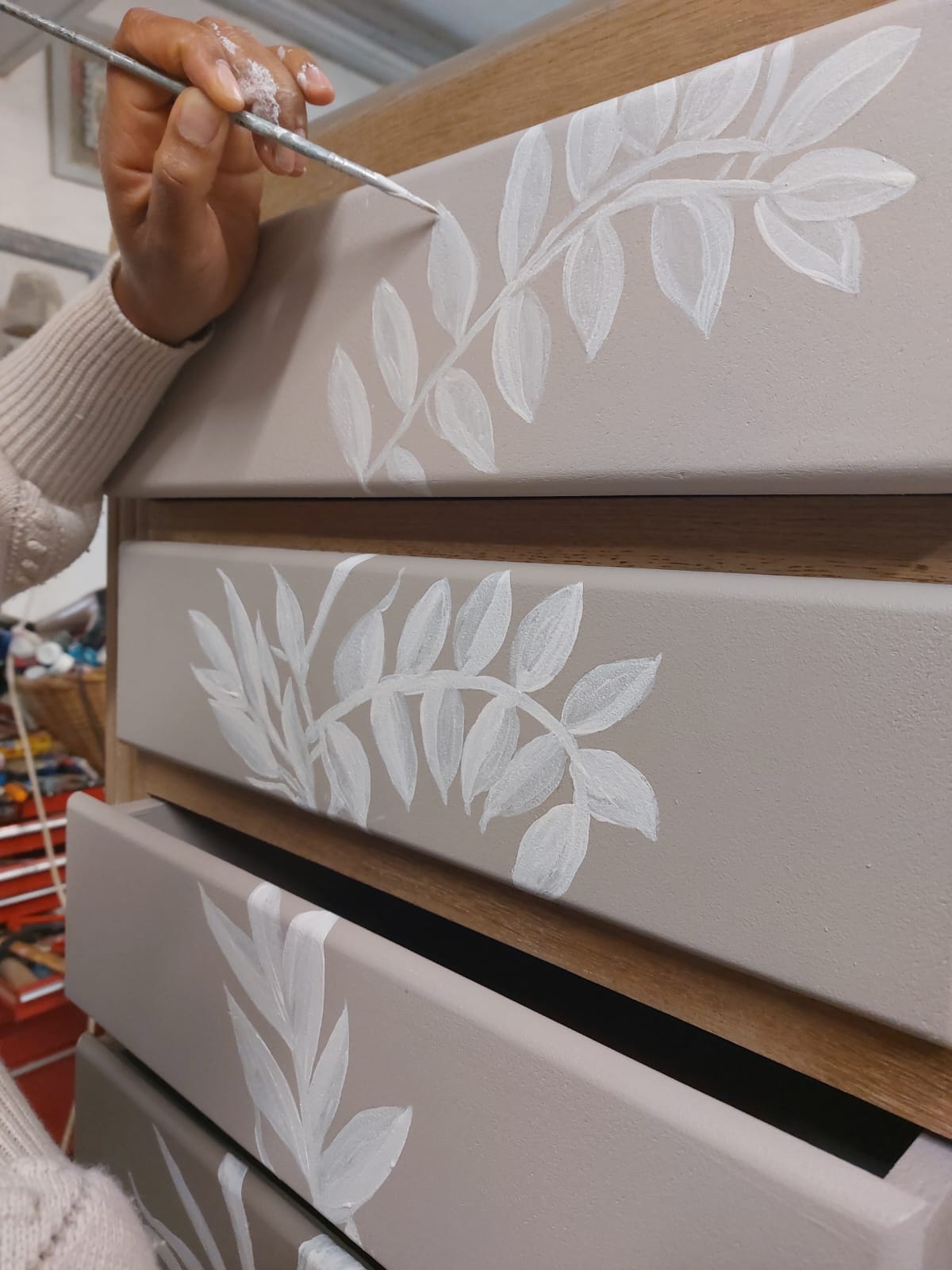 Commode Tessa bois, beige rosé et motif fleurs