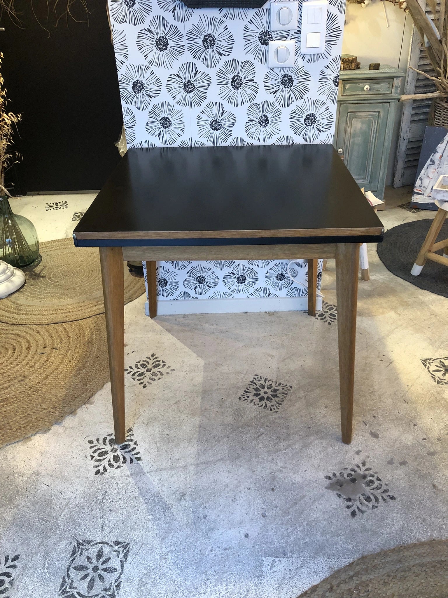 Table Gaïa bois et noir scandinave pieds compas