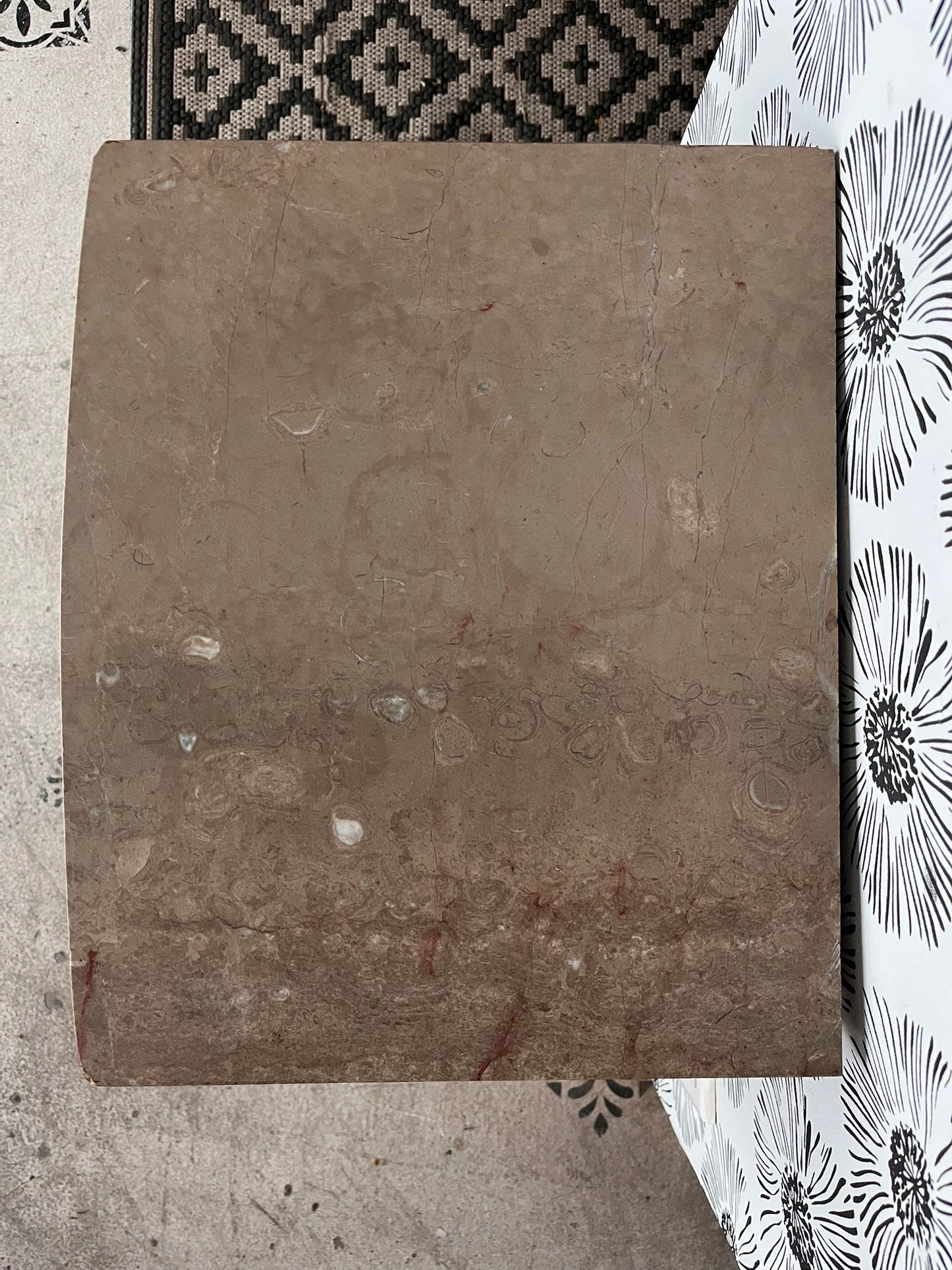Table de chevet vintage Art Déco Eglantine bois et marbre Bordeaux