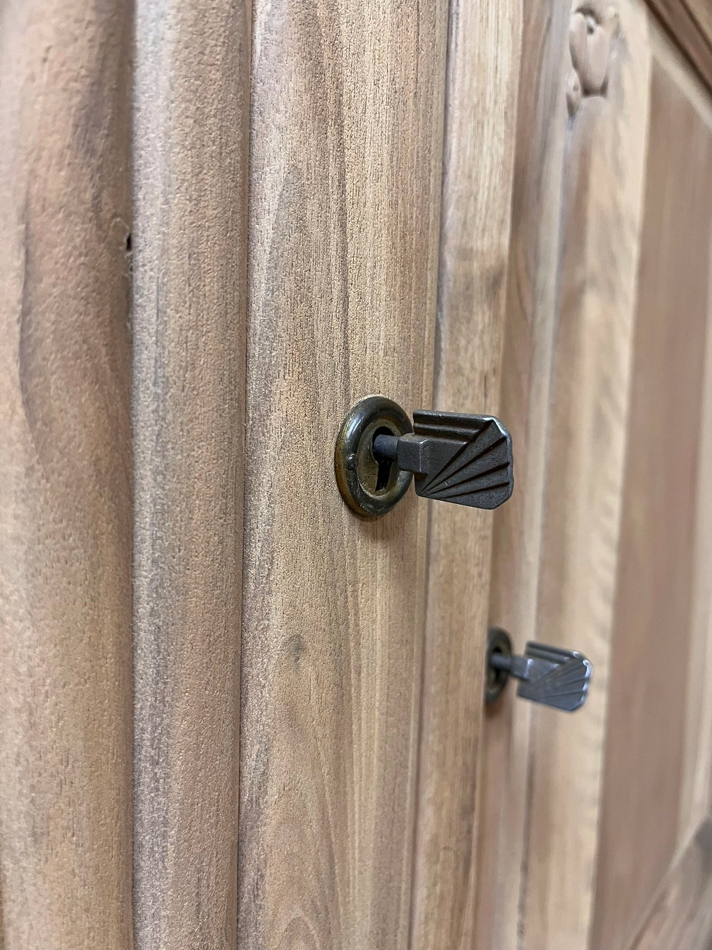 Buffet vintage Art Déco Ysandre bois massif marbre 3 portes 1 tiroir Bordeaux