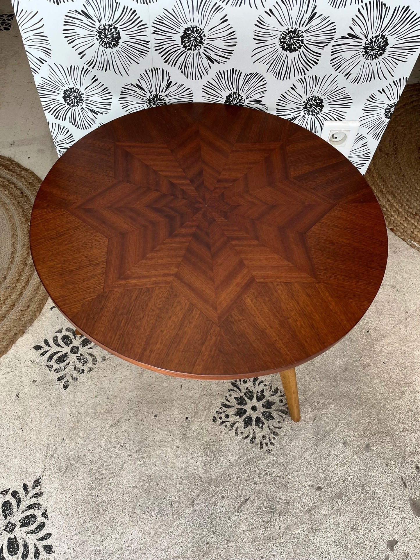 table basse scandinave marqueterie bois pieds compas