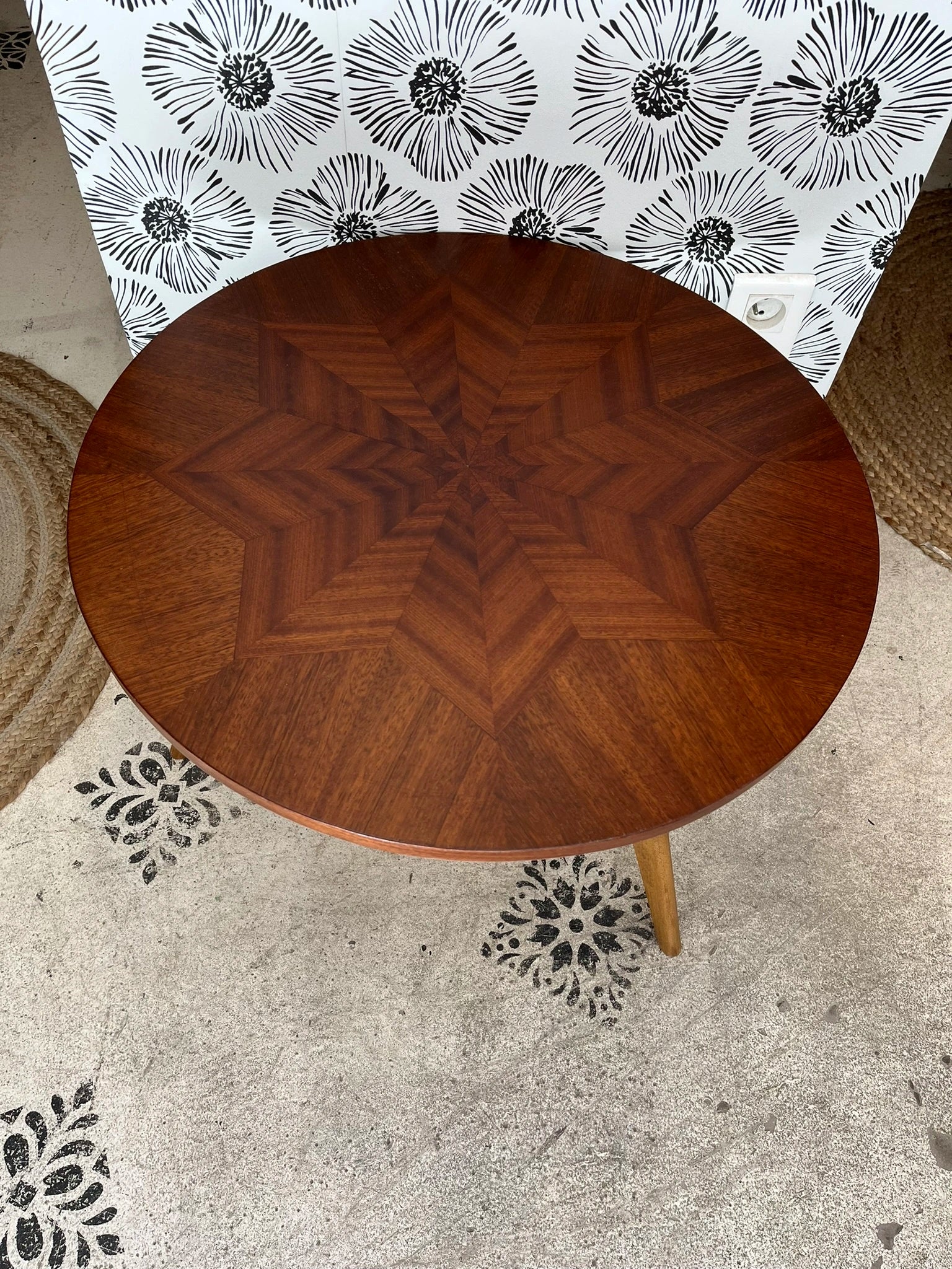 table basse scandinave marqueterie bois pieds compas