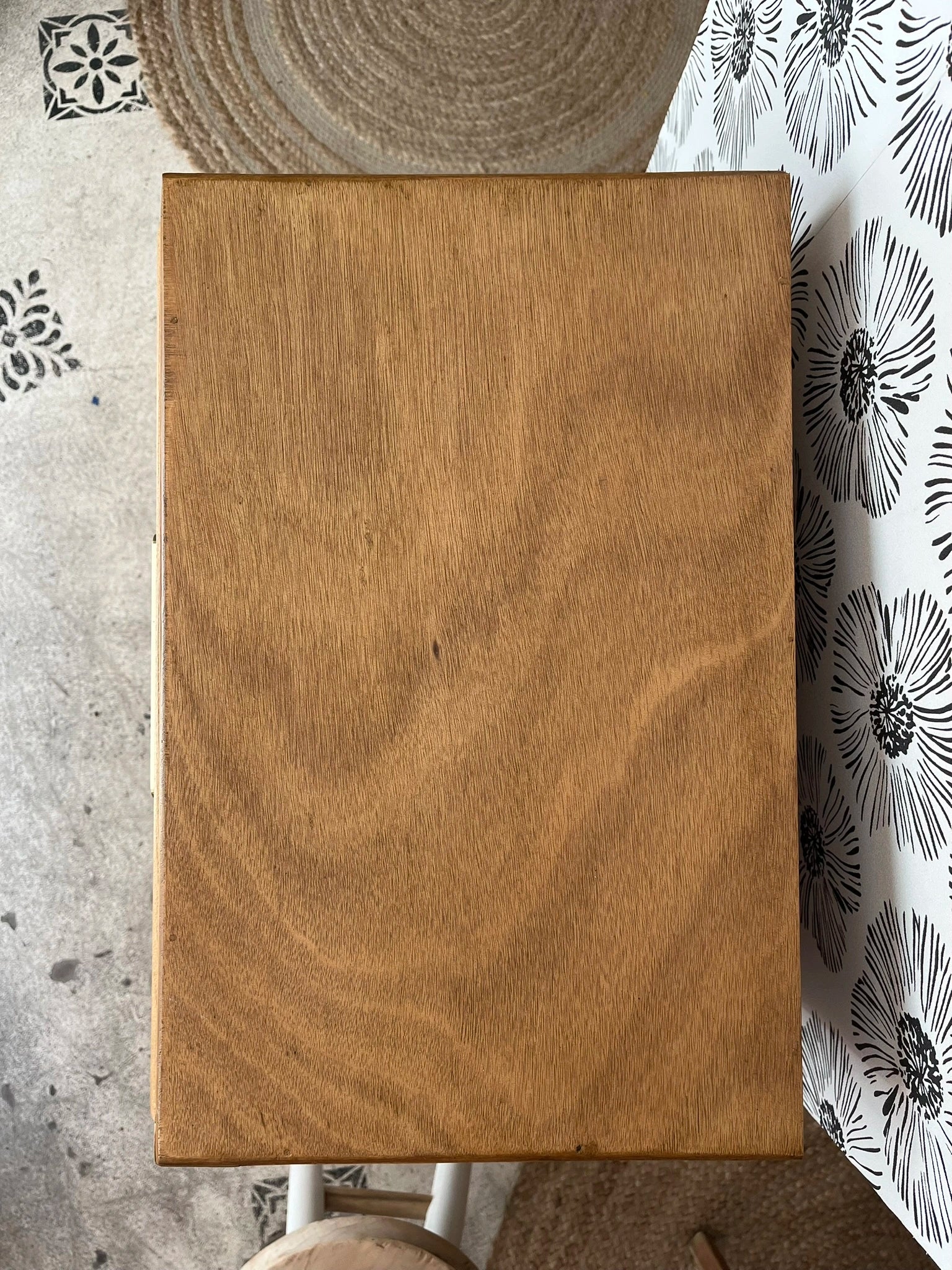 Chiffonnier commode vintage scandinave tiroirs bois, doré, pieds compas