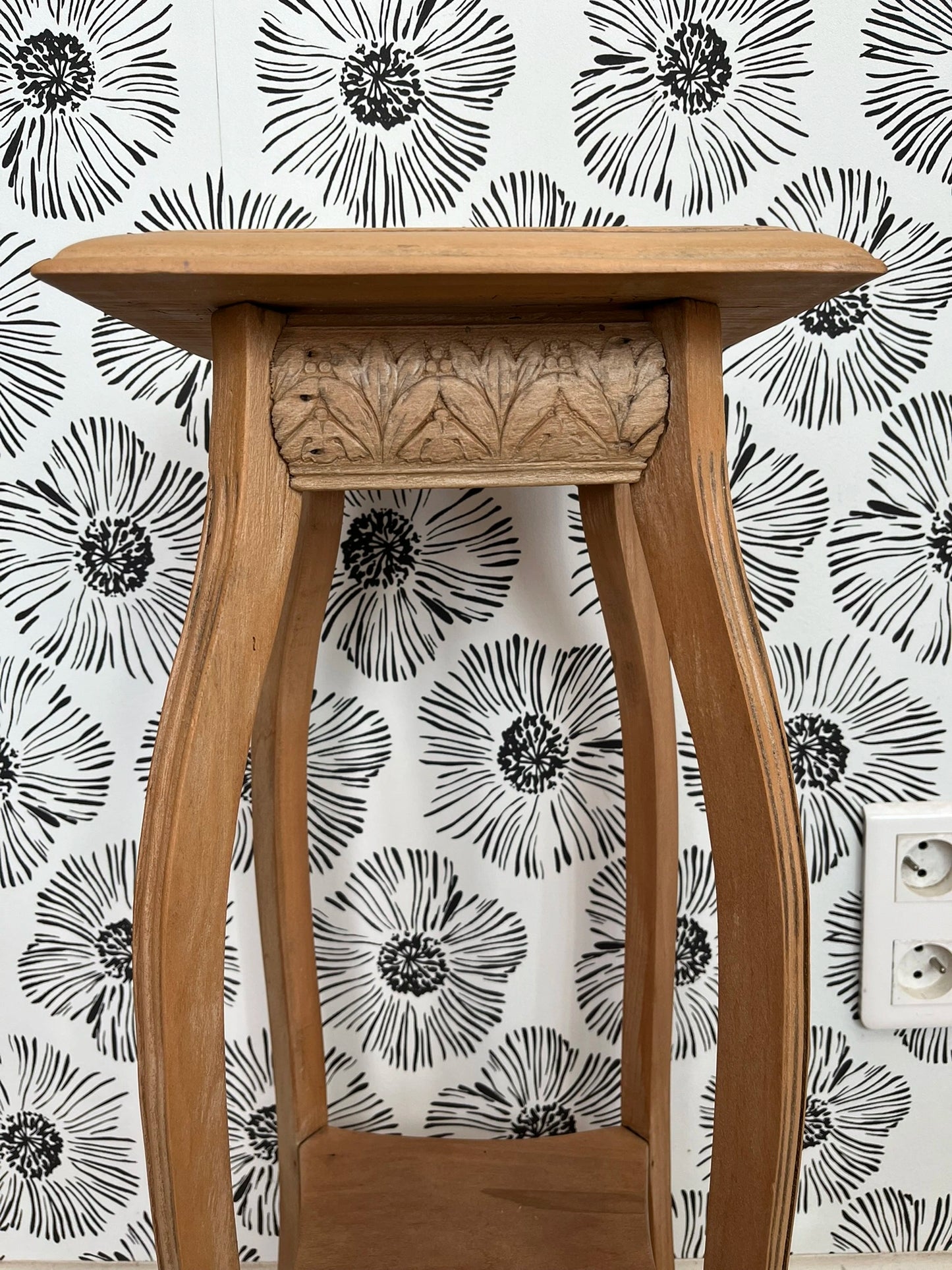 Sellette Agatha bois massif clair motifs ciselés