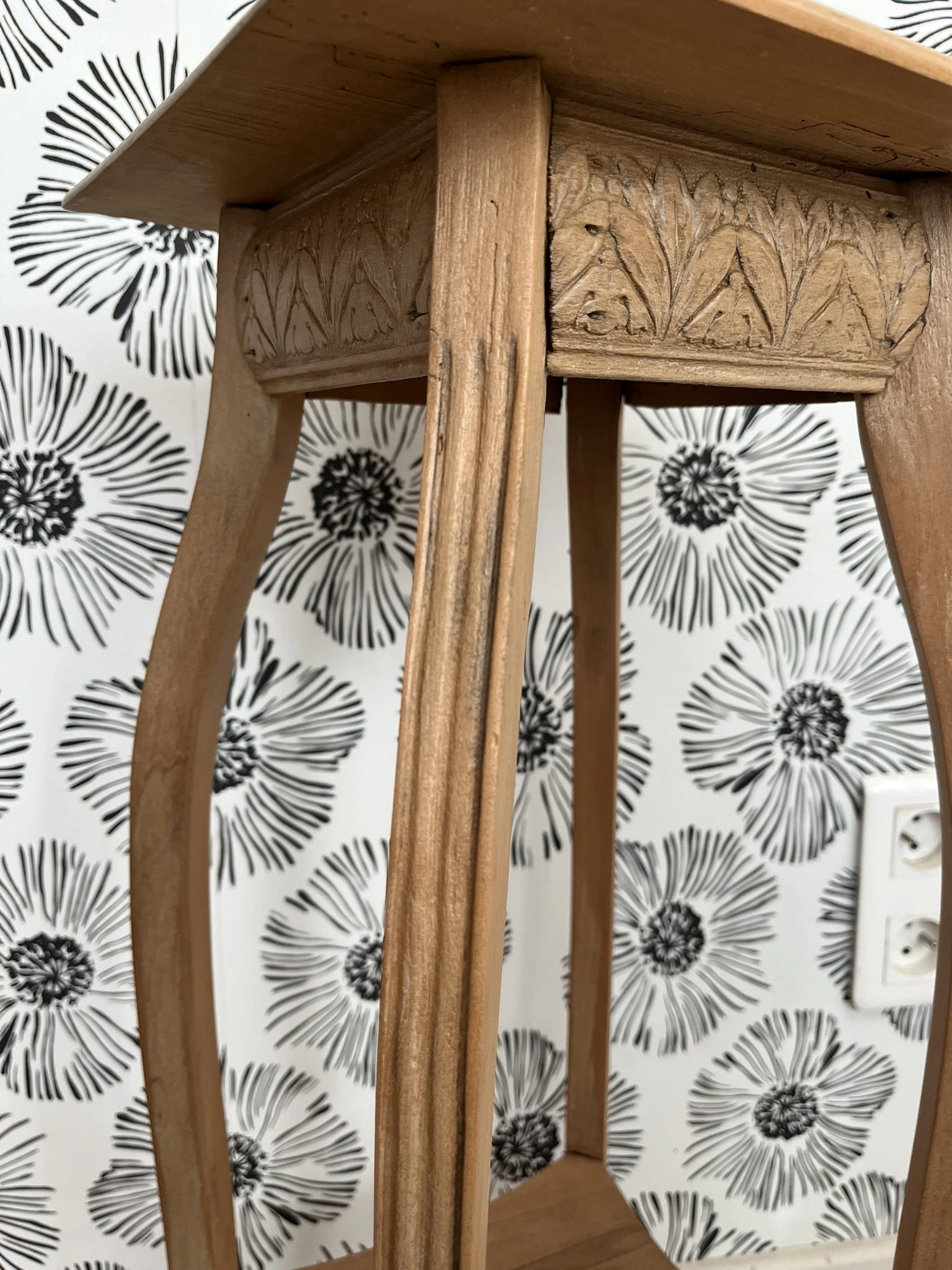 Sellette Agatha bois massif clair motifs ciselés