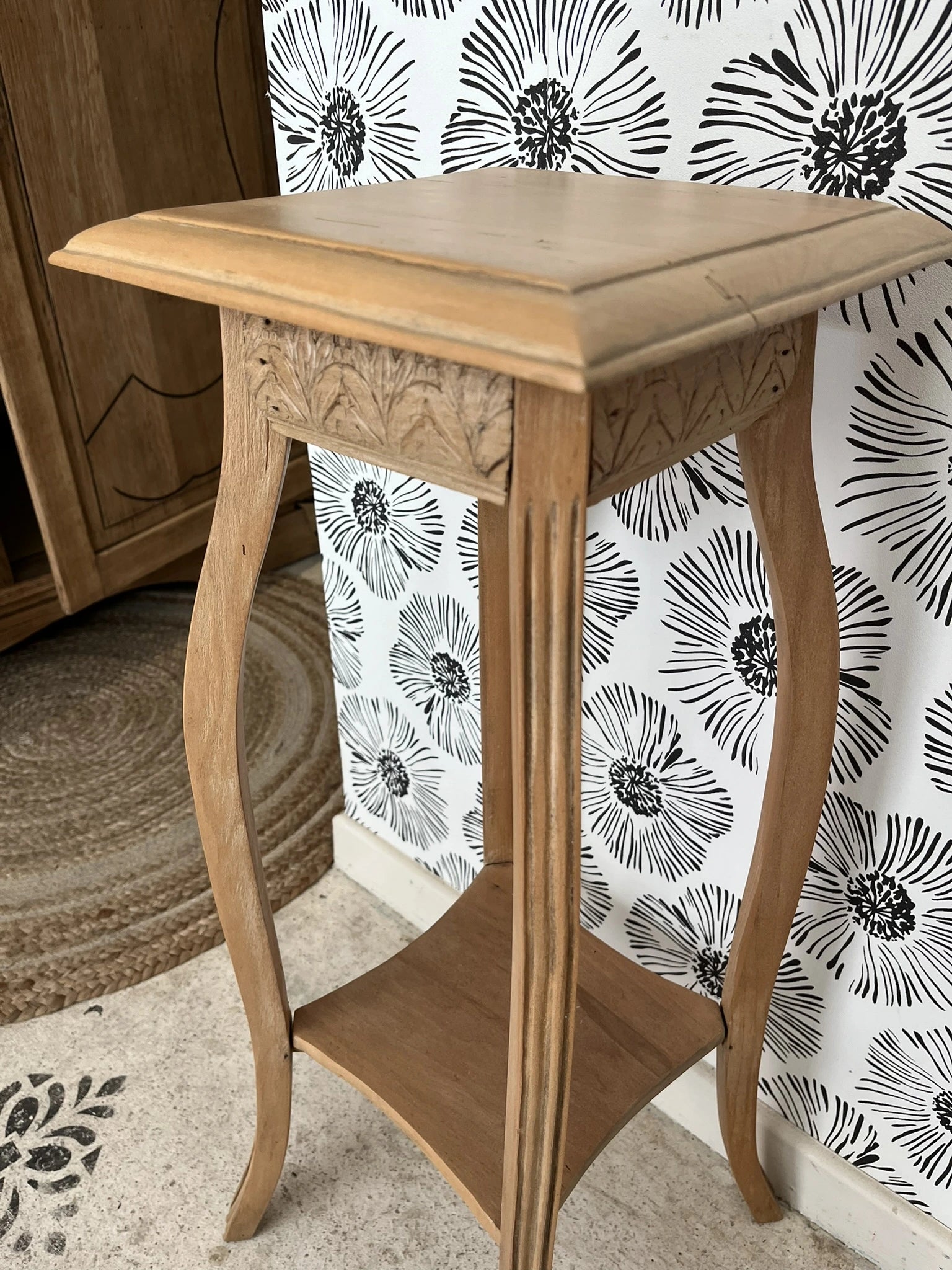 Sellette Agatha bois massif clair motifs ciselés