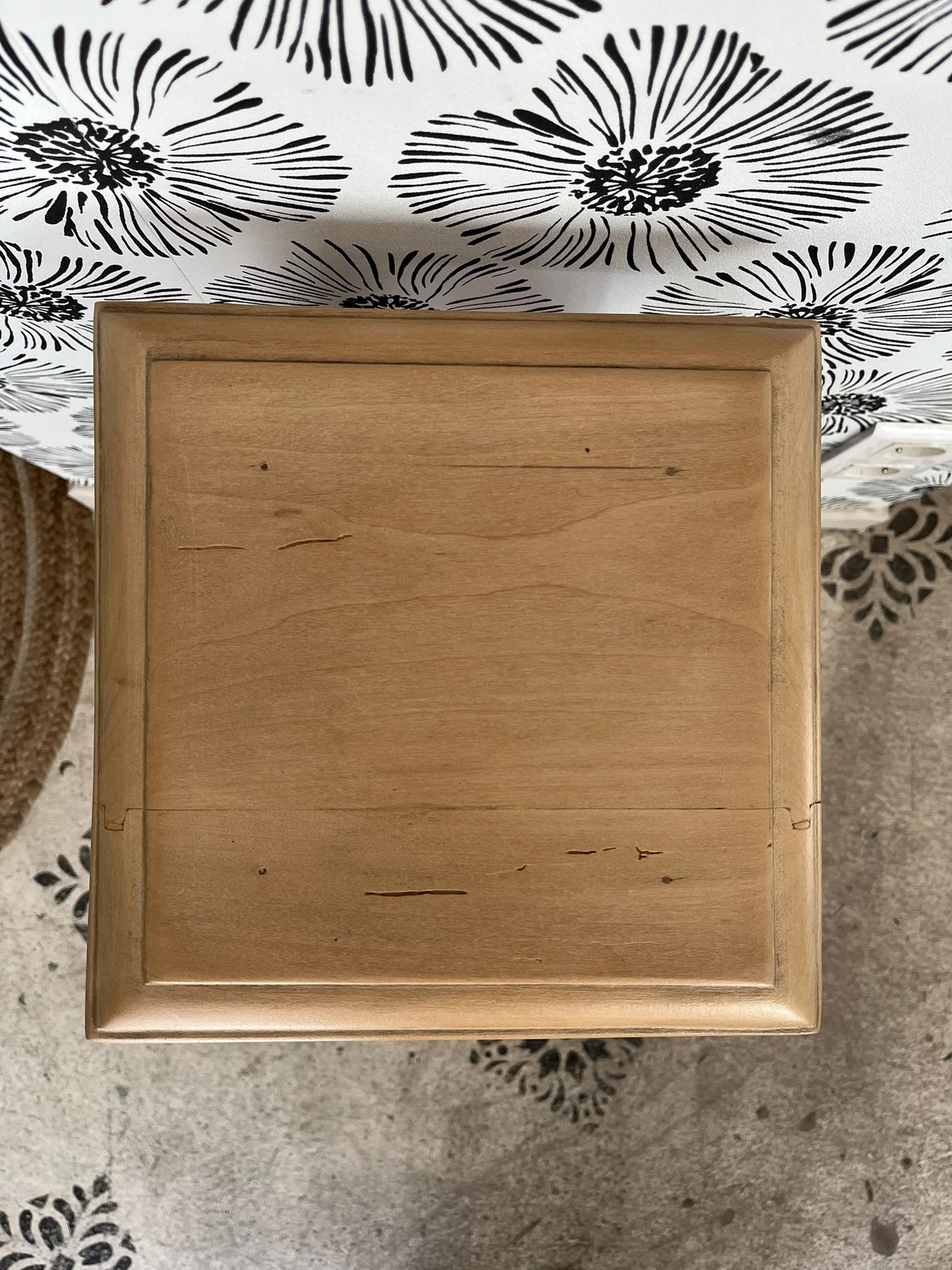 Sellette Agatha bois massif clair motifs ciselés