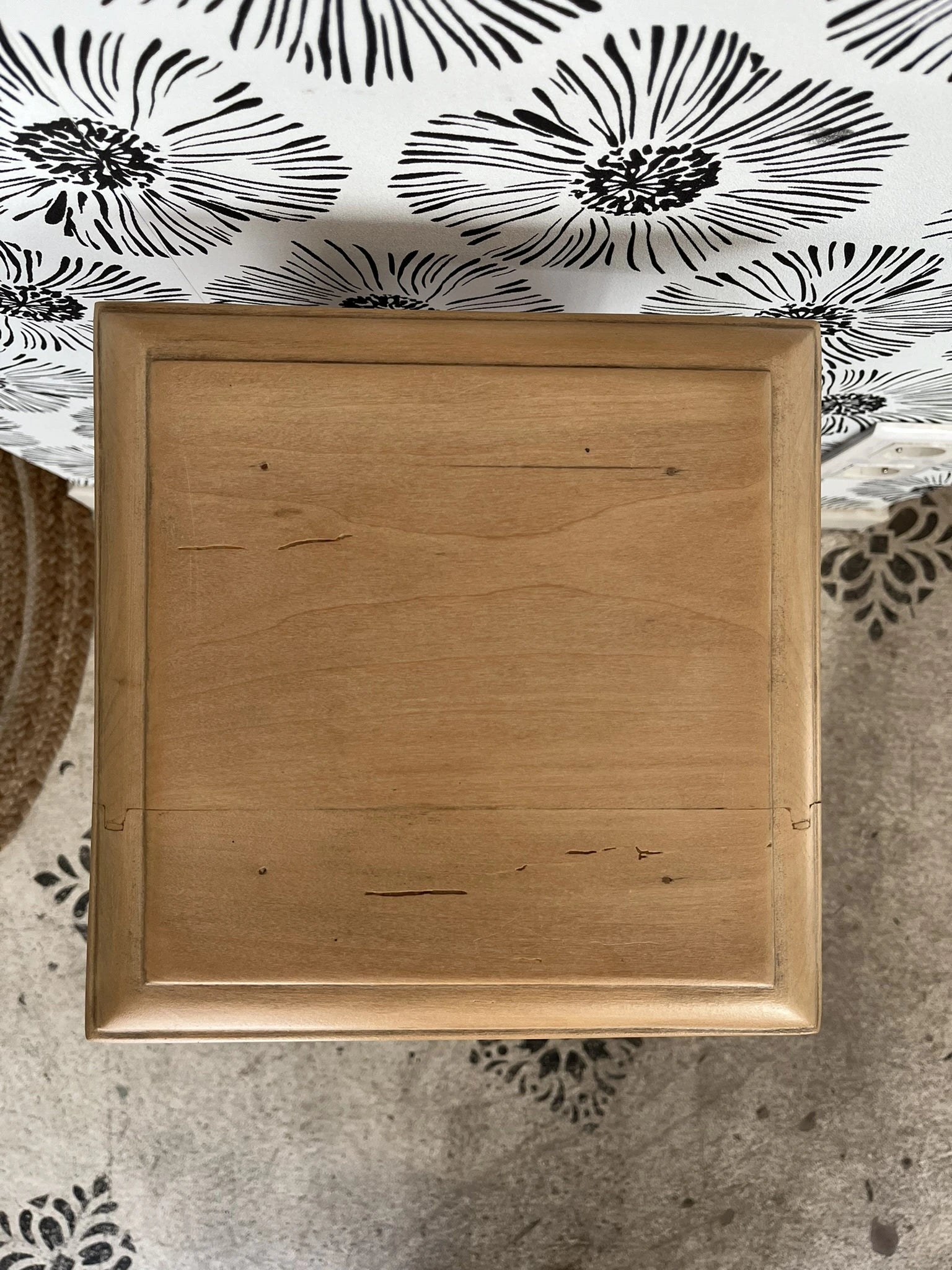 Sellette Agatha bois massif clair motifs ciselés