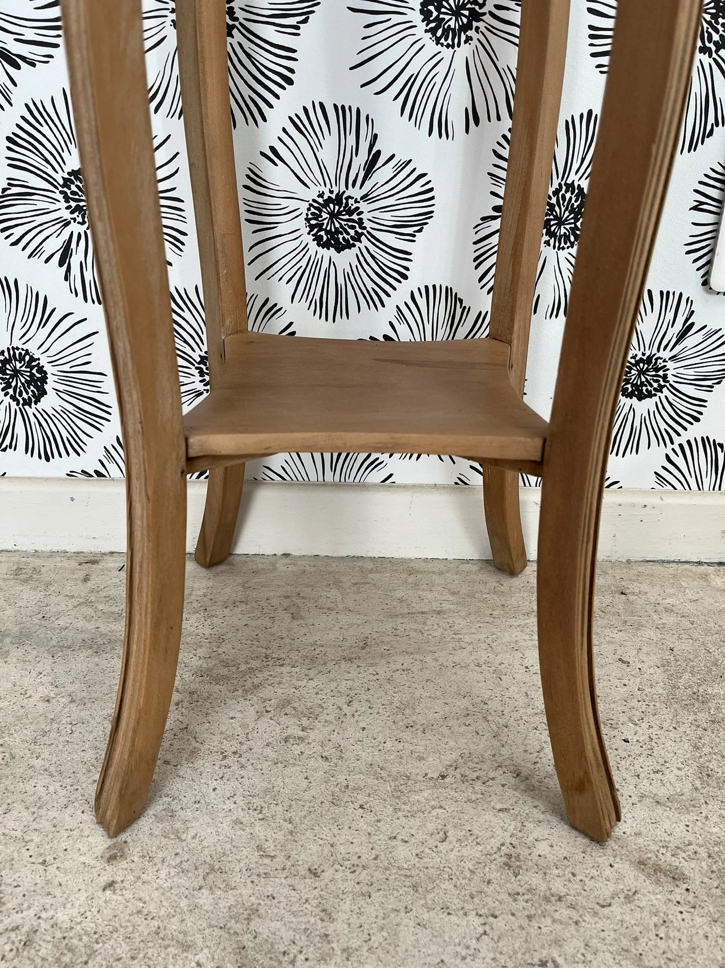 Sellette Agatha bois massif clair motifs ciselés