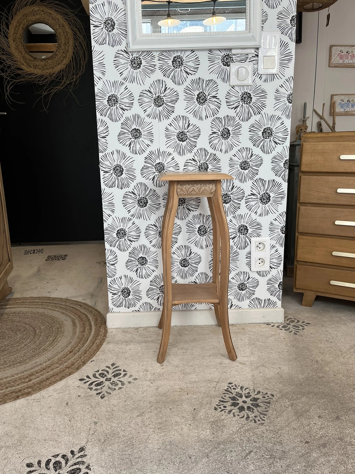 Sellette Agatha bois massif clair motifs ciselés