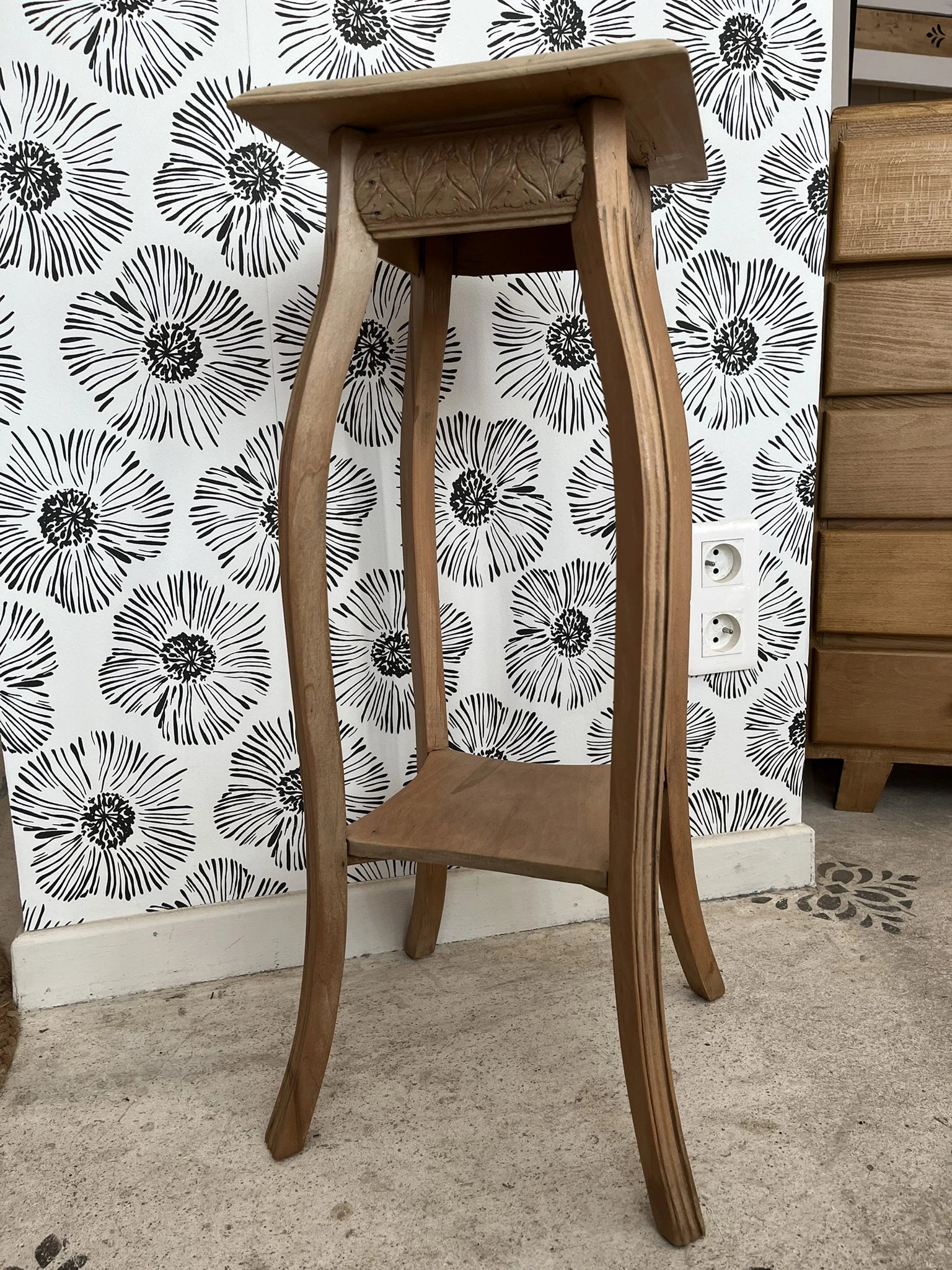 Sellette Agatha bois massif clair motifs ciselés