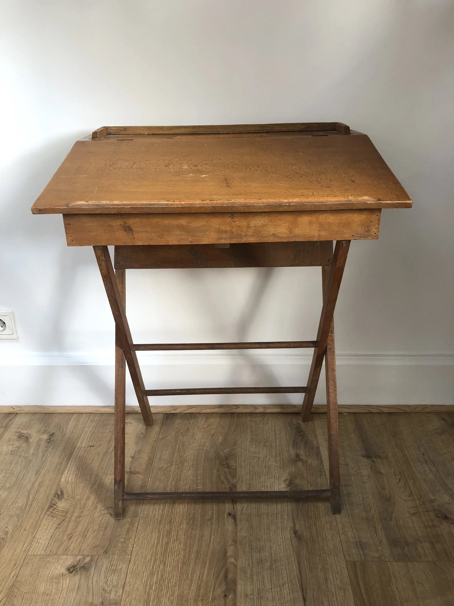 Pupitre d'écolier, bureau d'enfant en bois avant rénovation