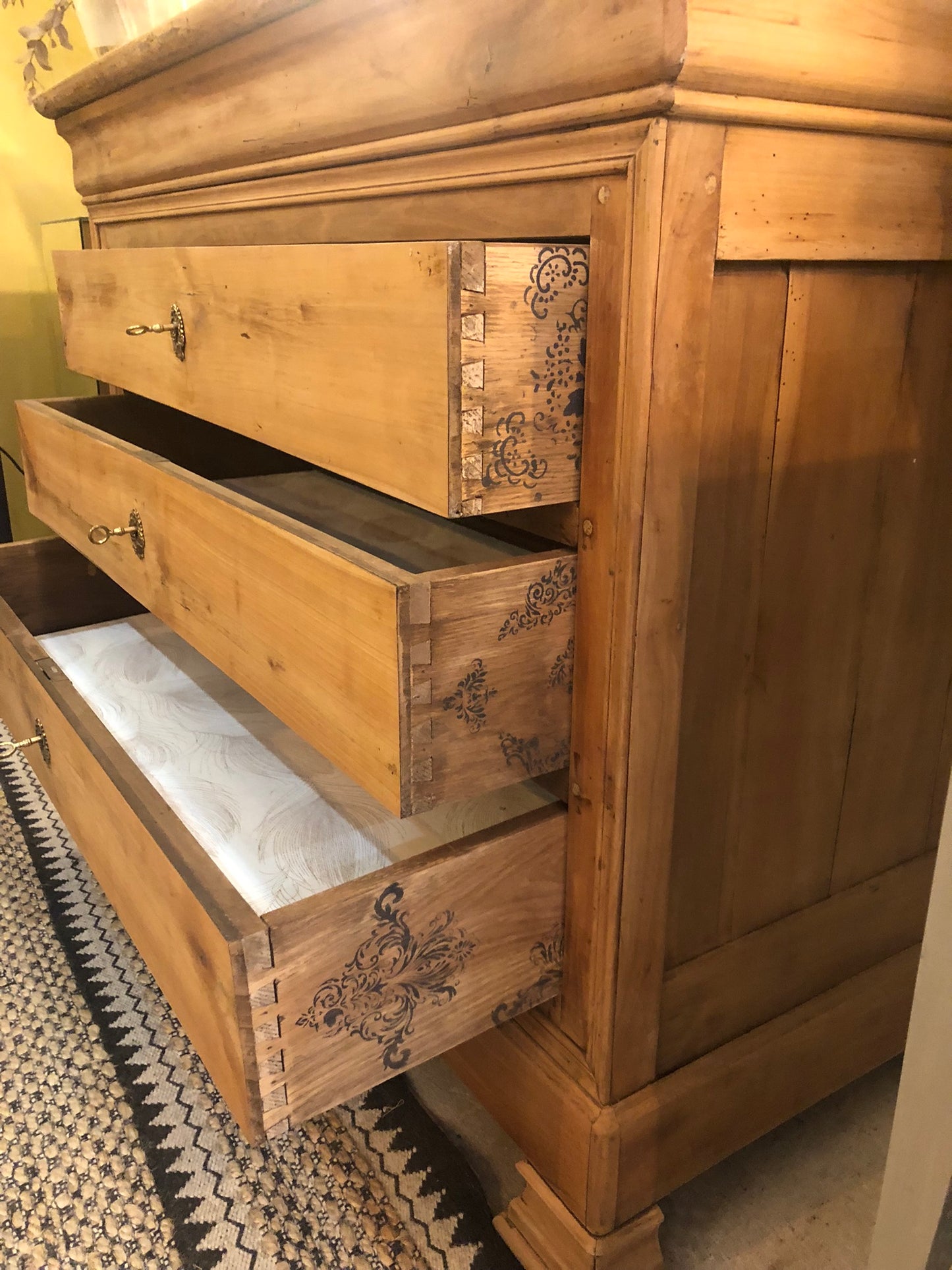 Commode Camille bois et pochoirs