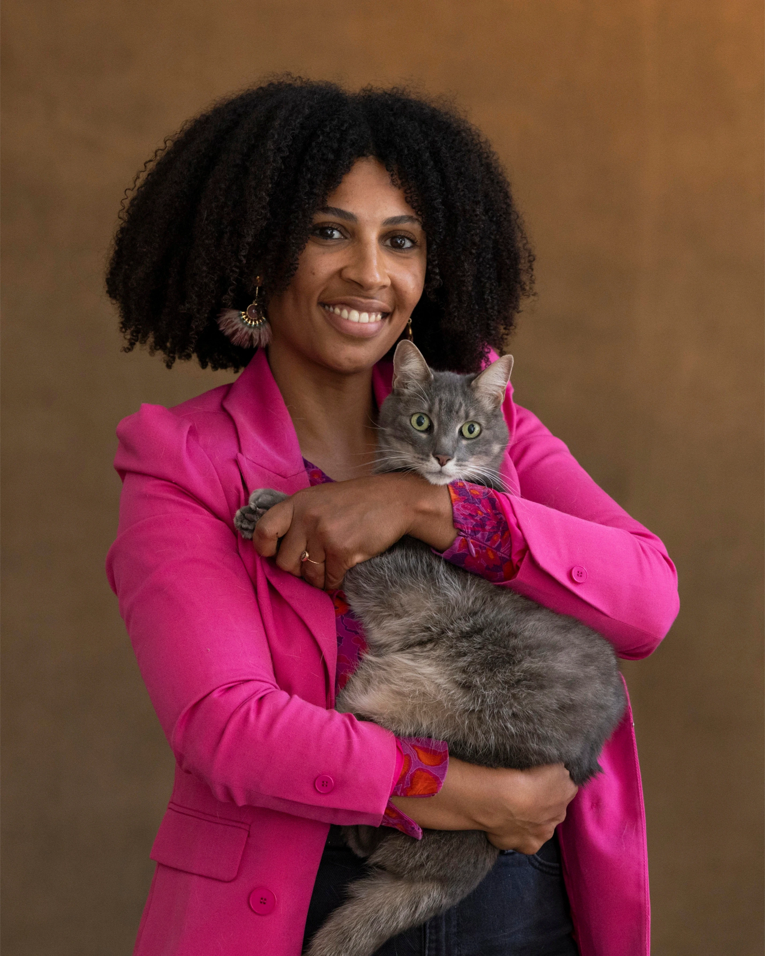 Femme tenant un chat dans ses bras