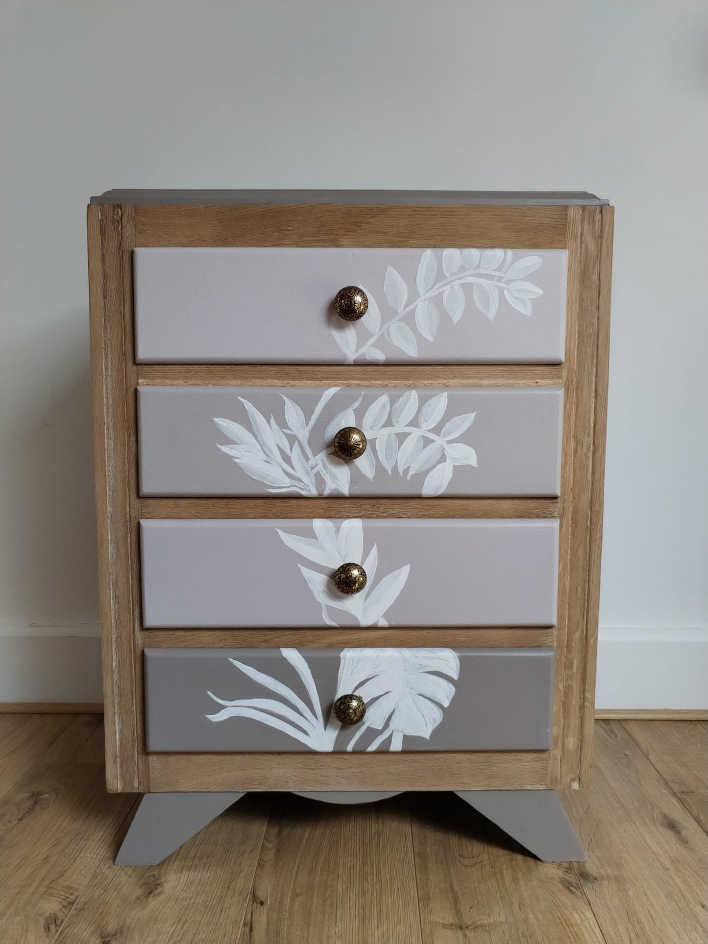 Commode Tessa bois, beige rosé et motif fleurs